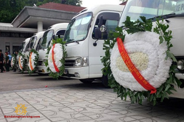 Đặt vòng hoa nhà tang lễ bệnh viện Bạch Mai