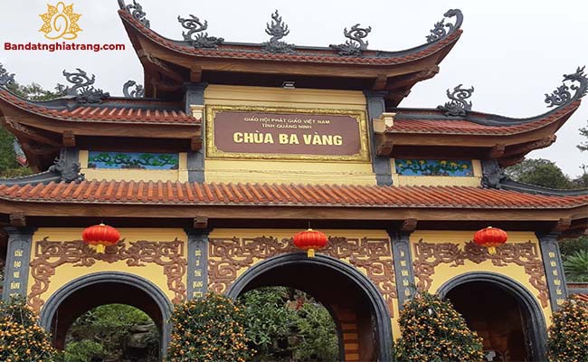 Cổng chào chùa Ba Vàng Quảng Ninh