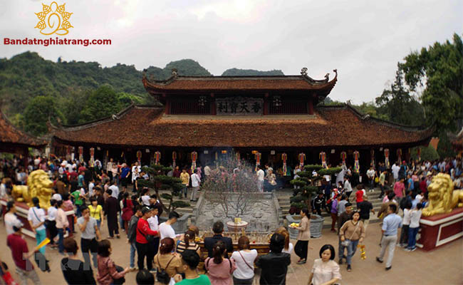 Du khách tới thăm chùa Hương Hà Nội