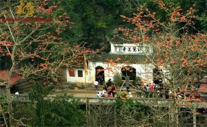 Khung cảnh cổ kính của chùa Hương Hà Nội