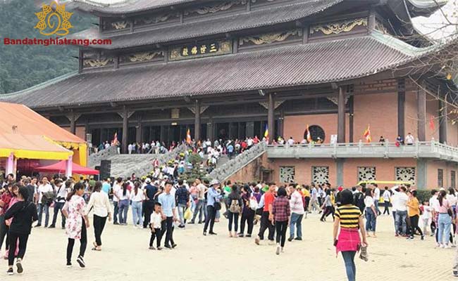 Nhiều du khách đến chùa Bái Đính Ninh Bình