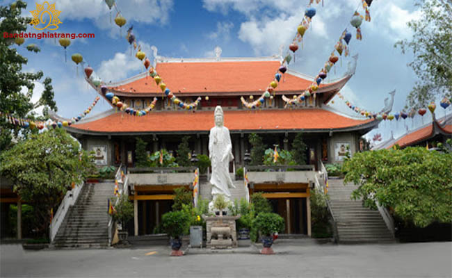 Chính điện của chùa Vĩnh Nghiêm Sài Gòn